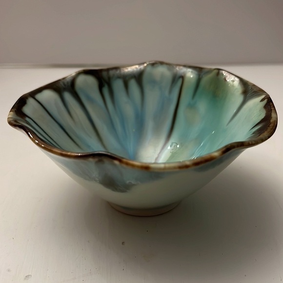 Edgecomb Potters of Maine Saltmeadow Glaze Ruffled Bowl - Picture 6 of 6